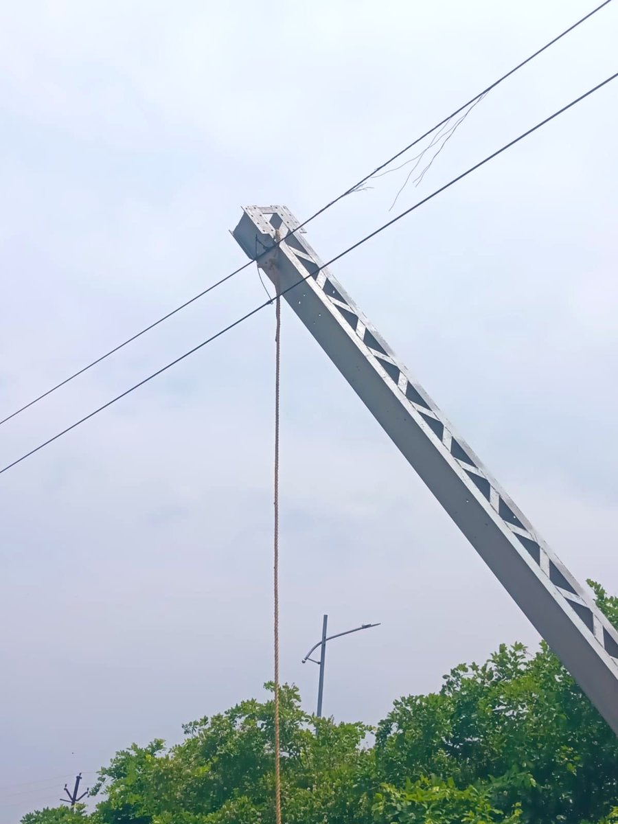 Railwhispers's tweet image. It’s happened today in #NGPdivn, @secrail
During Mast grouting by construction staff, #Mast fallen on #OHE
कोई जनहानि नहीं हुई, तथापि जब रेल प्रशासन स्वयं अपनी सेफ्टी सुनिश्चित नहीं करता, तब दूसरों से इसकी अपेक्षा कैसे की जाती है?
ये अक्षम लोगों को शीर्ष पर बैठाने का परिणाम है!