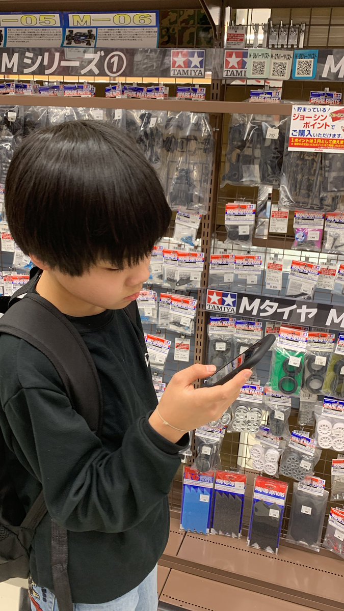 seike0124's tweet photo. シャーシやタイヤなど色々日本橋に見に来てます✨
規格を真剣に調べながら息子は店内ウロウロ…

私も息子の後ろをついて回ってます💦
展示会ほどは時間掛からなそう
笑

でもほんまに何周ウロウロしてはるんやろ…😅

#製造業　#テクノア　#ミニ四駆 https://t.co/oihmzr9Pd3
