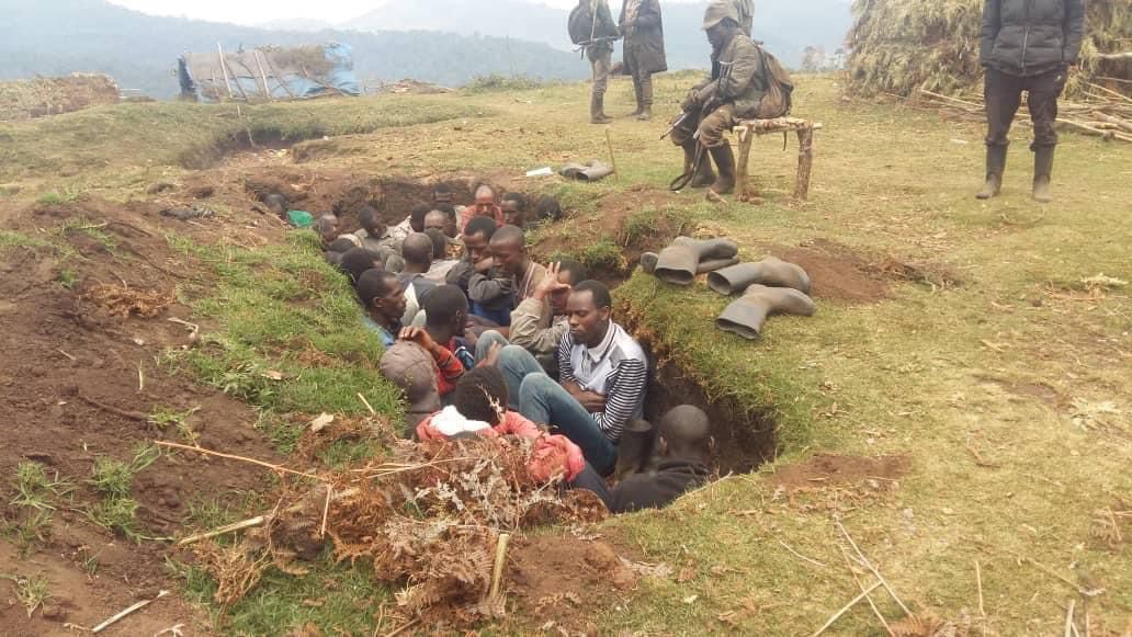 MaishaRdc's tweet photo. #USA_GL:
Chers @StephenM et @nicksortor;
Les réfugiés tutsis congolais du Nord-Kivu ainsi que les Banyamulenge ( tutsis congolais d’Itombwe ), au Sud-Kivu, qui ont manifesté dans les rues de Washington, n’exigent qu’une chose : la fin des attaques systématiques qui plongent leurs familles restées à l’Est de la RDC dans un chaos généralisé.
Ces images ne représentent qu’une infime partie des milliers de cas documentés faisant état d’exécutions sommaires, d’arrestations arbitraires visant des Tutsis congolais, de destructions de leurs habitations et de l’abattage/pillages systématiques de leur bétail. Ces exactions sont menées activement par des groupes armés dits « Wazalendo », incluant notamment les FDLR, agissant en coalition avec des éléments des FARDC, avec l’appui de forces armées burundaises et de mercenaires étrangers liés à un citoyen américain au nom d'Erik Prince.
Ces groupes armés, engagés dans des attaques répétées contre les Tutsis congolais de l’Est de la RDC avec le soutien effectif des gouvernements congolais et burundais, ont déjà affirmé en Octobre 2023 leur intention de poursuivre les hostilités jusqu’à l’élimination totale des Tutsis. Pourtant, ces populations sont des citoyens congolais à part entière, et non des étrangers.
Les États-Unis ont déjà accueilli sur leur sol des milliers de réfugiés tutsis congolais en quête de protection. Toutefois, cette solution ne saurait constituer une garantie durable tant que leurs villages d’origine restent exposés aux violences ciblées. L’histoire américaine rappelle d’ailleurs que ce pays s’est construit sur des principes de protection des libertés fondamentales et de lutte contre les discriminations, notamment à travers des combats majeurs pour les droits civiques au XXe siècle. Dans cet esprit, une paix durable suppose un engagement plus profond visant à stabiliser les zones d’origine, plutôt que de se limiter à des politiques de réinstallation.
Depuis les années 1990, en particulier à la suite des crises régionales de 1994, de nombreuses familles tutsies congolaises vivent encore dans des camps de réfugiés dans la région des Grands Lacs. Aujourd’hui encore, leurs villages sont menacés par des groupes armés en coalition avec des forces étatiques, qui les ciblent en raison de leur appartenance ethnique ou de leur apparence physique.
Au lieu de s’attaquer aux causes profondes de cette persécution, le gouvernement congolais continue de mobiliser, de réorganiser et d'armer des milices locales à caractère antitutsi, en collaboration avec les FDLR, avec le soutien de forces burundaises et de mercenaires étrangers.
À cela s’ajoutent des campagnes de haine relayées par certains médias nationaux, dans lesquelles les Tutsis congolais sont déshumanisés et qualifiés de « cafards », « serpents » ou « virus », des propos qui alimentent un climat de violence et de stigmatisation.
Si ces milliers de réfugiés tutsis congolais sont descendus dans les rues de Washington, c’est aussi pour exprimer leurs inquiétudes face à certaines orientations politiques internationales qu’ils perçoivent comme négligeant leur sécurité, notamment dans un contexte où les ressources stratégiques de la région suscitent un intérêt croissant de l'administration Trump.
Nous restons convaincus qu’une paix durable dans l’Est de la RDC passe avant tout par la fin de toute discrimination systémique à l’encontre des Tutsis congolais. Il est essentiel de garantir leurs droits en tant que citoyens, au même titre que tous les Congolais, plutôt que de les exposer à des violences perpétrées par des groupes armés agissant en toute impunité.
@_AfricanUnion @AUC_MoussaFaki @PatrickMuyaya @kayikwambaT @HuangXia16 @ottoplatus @volker_turk @AmbaFranceRDC @UNHumanRights @RDCongoMAE @onduhungirehe @AmbSuisseRDC @MofaQatar_AR @WairimuANderitu @UNOSAPG @UNESCO @Elysee @FEGnassingbe @jlprdeangola @UnderSecPD @RepRashida @vonderleyen @MONUSCO @JBorgstam @antonioguterres