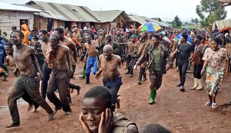 MaishaRdc's tweet photo. #USA_GL:
Chers @StephenM et @nicksortor;
Les réfugiés tutsis congolais du Nord-Kivu ainsi que les Banyamulenge ( tutsis congolais d’Itombwe ), au Sud-Kivu, qui ont manifesté dans les rues de Washington, n’exigent qu’une chose : la fin des attaques systématiques qui plongent leurs familles restées à l’Est de la RDC dans un chaos généralisé.
Ces images ne représentent qu’une infime partie des milliers de cas documentés faisant état d’exécutions sommaires, d’arrestations arbitraires visant des Tutsis congolais, de destructions de leurs habitations et de l’abattage/pillages systématiques de leur bétail. Ces exactions sont menées activement par des groupes armés dits « Wazalendo », incluant notamment les FDLR, agissant en coalition avec des éléments des FARDC, avec l’appui de forces armées burundaises et de mercenaires étrangers liés à un citoyen américain au nom d'Erik Prince.
Ces groupes armés, engagés dans des attaques répétées contre les Tutsis congolais de l’Est de la RDC avec le soutien effectif des gouvernements congolais et burundais, ont déjà affirmé en Octobre 2023 leur intention de poursuivre les hostilités jusqu’à l’élimination totale des Tutsis. Pourtant, ces populations sont des citoyens congolais à part entière, et non des étrangers.
Les États-Unis ont déjà accueilli sur leur sol des milliers de réfugiés tutsis congolais en quête de protection. Toutefois, cette solution ne saurait constituer une garantie durable tant que leurs villages d’origine restent exposés aux violences ciblées. L’histoire américaine rappelle d’ailleurs que ce pays s’est construit sur des principes de protection des libertés fondamentales et de lutte contre les discriminations, notamment à travers des combats majeurs pour les droits civiques au XXe siècle. Dans cet esprit, une paix durable suppose un engagement plus profond visant à stabiliser les zones d’origine, plutôt que de se limiter à des politiques de réinstallation.
Depuis les années 1990, en particulier à la suite des crises régionales de 1994, de nombreuses familles tutsies congolaises vivent encore dans des camps de réfugiés dans la région des Grands Lacs. Aujourd’hui encore, leurs villages sont menacés par des groupes armés en coalition avec des forces étatiques, qui les ciblent en raison de leur appartenance ethnique ou de leur apparence physique.
Au lieu de s’attaquer aux causes profondes de cette persécution, le gouvernement congolais continue de mobiliser, de réorganiser et d'armer des milices locales à caractère antitutsi, en collaboration avec les FDLR, avec le soutien de forces burundaises et de mercenaires étrangers.
À cela s’ajoutent des campagnes de haine relayées par certains médias nationaux, dans lesquelles les Tutsis congolais sont déshumanisés et qualifiés de « cafards », « serpents » ou « virus », des propos qui alimentent un climat de violence et de stigmatisation.
Si ces milliers de réfugiés tutsis congolais sont descendus dans les rues de Washington, c’est aussi pour exprimer leurs inquiétudes face à certaines orientations politiques internationales qu’ils perçoivent comme négligeant leur sécurité, notamment dans un contexte où les ressources stratégiques de la région suscitent un intérêt croissant de l'administration Trump.
Nous restons convaincus qu’une paix durable dans l’Est de la RDC passe avant tout par la fin de toute discrimination systémique à l’encontre des Tutsis congolais. Il est essentiel de garantir leurs droits en tant que citoyens, au même titre que tous les Congolais, plutôt que de les exposer à des violences perpétrées par des groupes armés agissant en toute impunité.
@_AfricanUnion @AUC_MoussaFaki @PatrickMuyaya @kayikwambaT @HuangXia16 @ottoplatus @volker_turk @AmbaFranceRDC @UNHumanRights @RDCongoMAE @onduhungirehe @AmbSuisseRDC @MofaQatar_AR @WairimuANderitu @UNOSAPG @UNESCO @Elysee @FEGnassingbe @jlprdeangola @UnderSecPD @RepRashida @vonderleyen @MONUSCO @JBorgstam @antonioguterres
