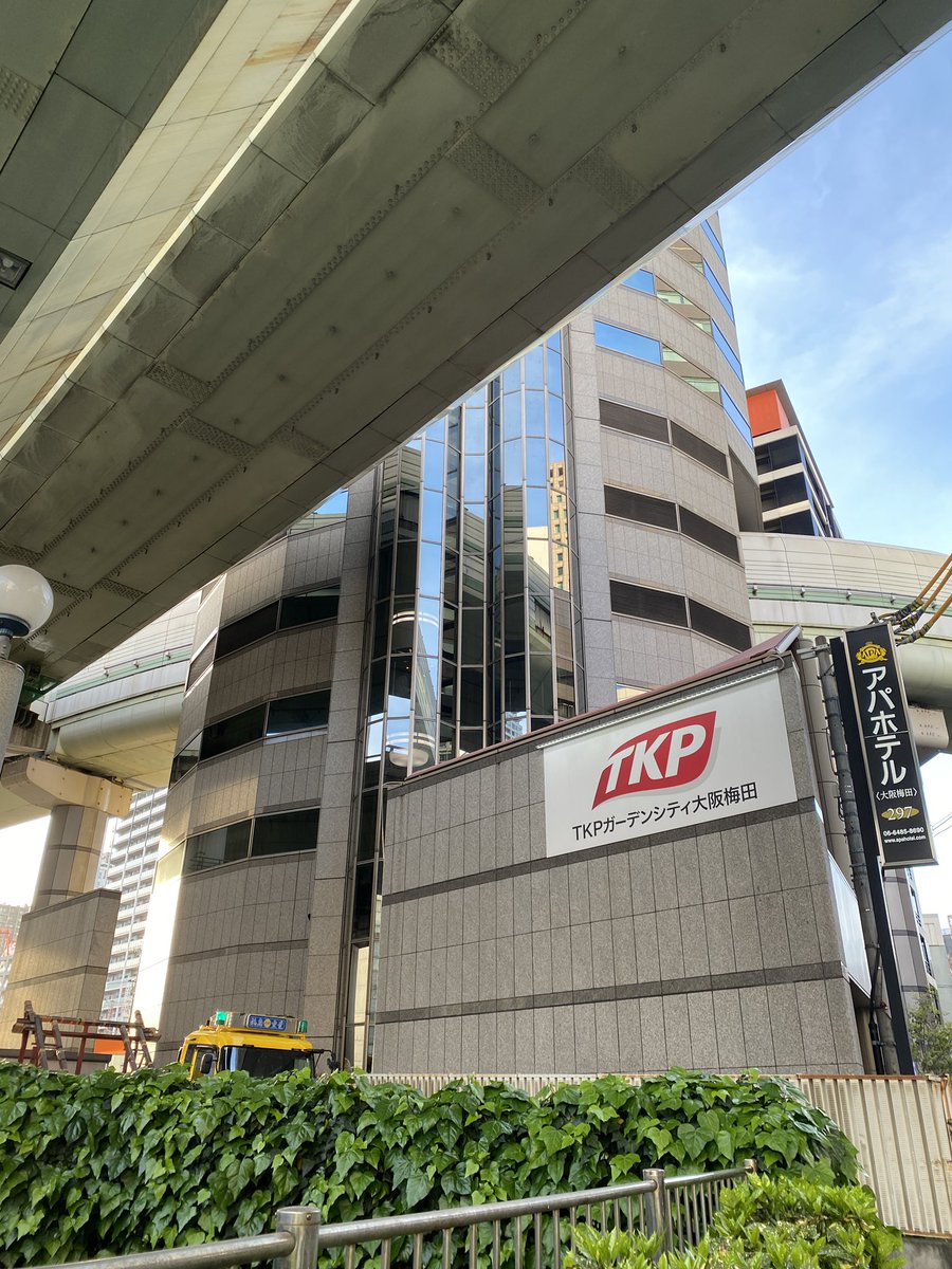 ビルに道路刺さってるやつ