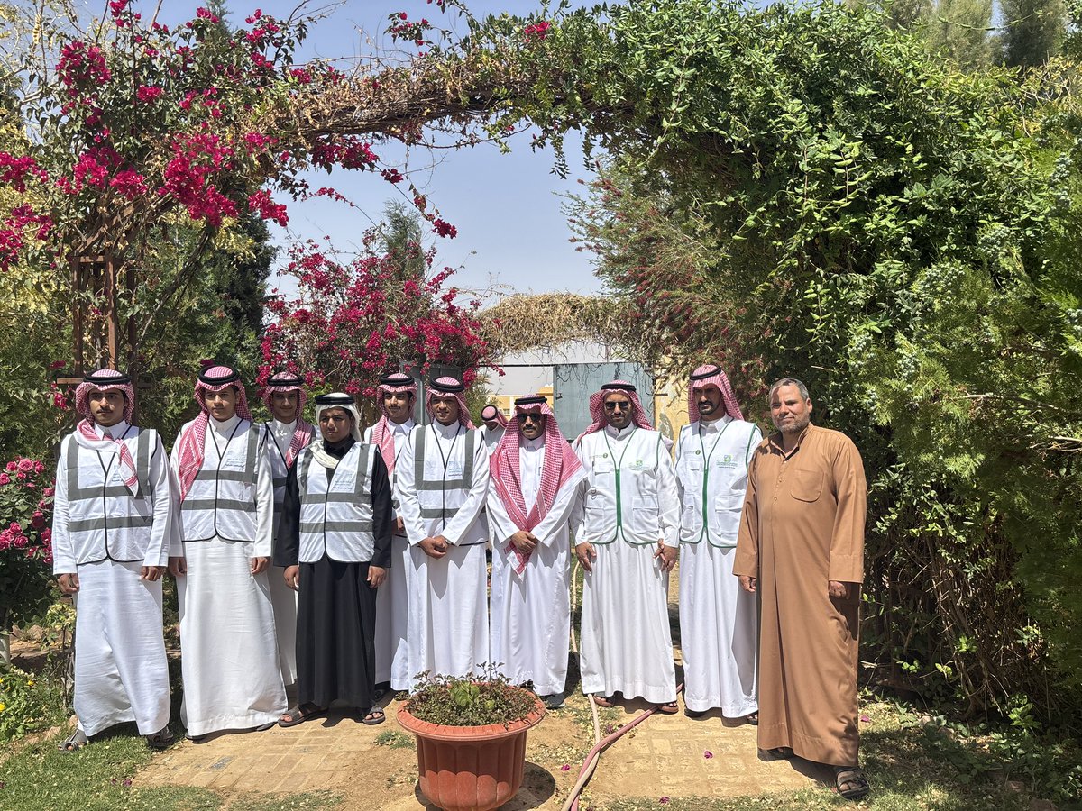 نفذت #بلدية_محافظة_العويقيلة 
مبادرة التشجير التي نظمتها البلدية
بالتعاون مع مكتب البيئة والمياه والزراعة ورابطة الحدود الشمالية الخضراء
وجمعية التنمية الأهلية ومدرسة قرطبة الابتدائية وفريق ثانوية ابن الجوزي التطوعي
وفي الختام قام المشاركين بجولة بمشتل البلدية للإطلاع على الجهود