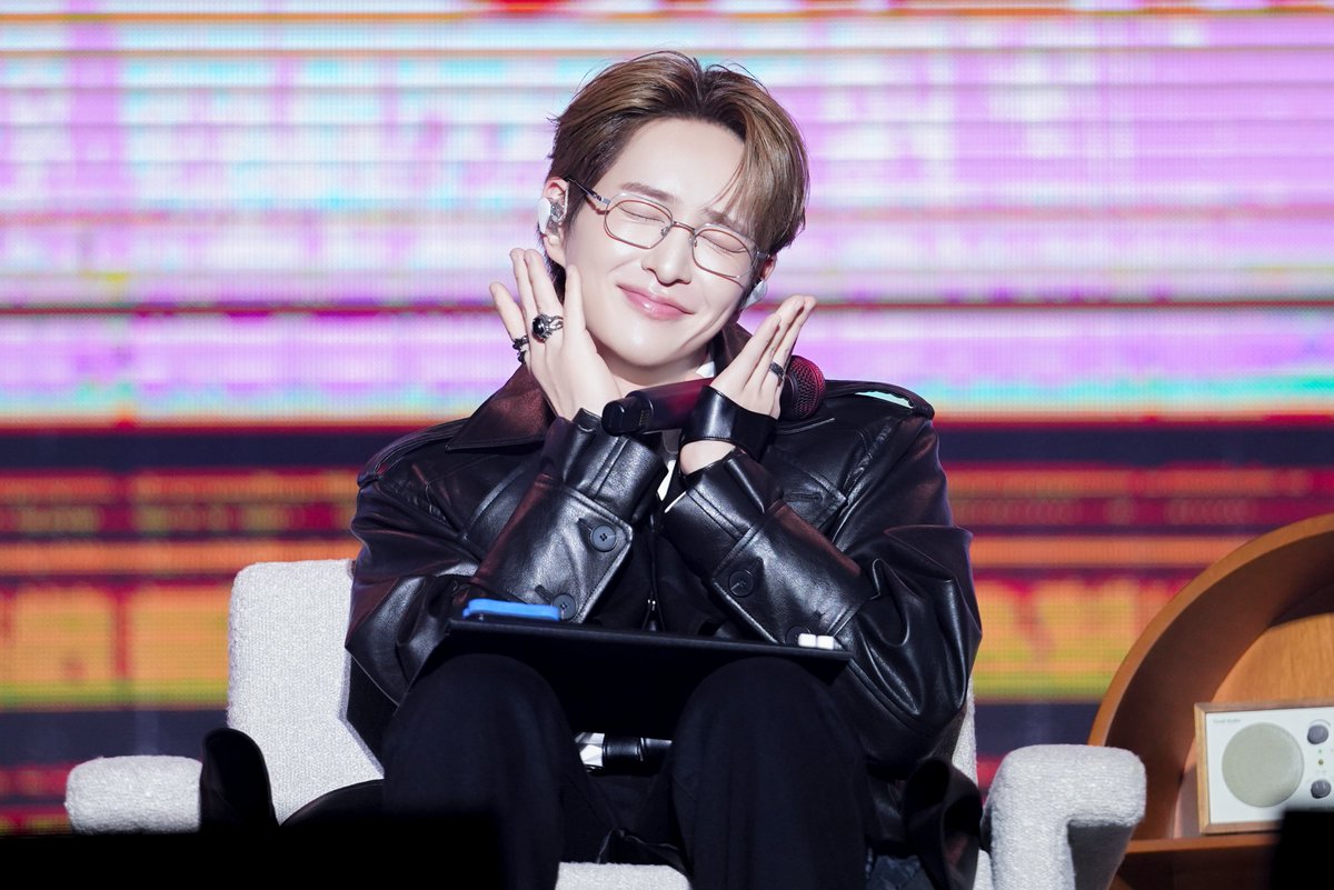 ONEW_GRIFFIN's tweet image. 2026 ONEW FANMEETING [TOUGH LOVE] in SEOUL Behind Photo

fromm.my/OdgUEb

#온유 #ONEW
#ONEW_TOUGH_LOVE #TOUGH_LOVE
#ONEW_TOUGH_LOVE_FANMEETING