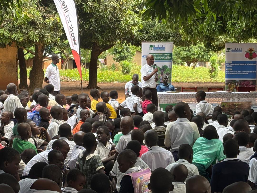 inviolah_nambi's tweet photo. What’s impact without involvement of the “Key Change Agents?” Yesterday over 2000 learners at Soroti Demonstration and FartherHilders P/S joined the call towards environmental behavioral and mindset change amidst the celebration of the EarthDay. #SchoolAction https://t.co/t2axbT9ez0