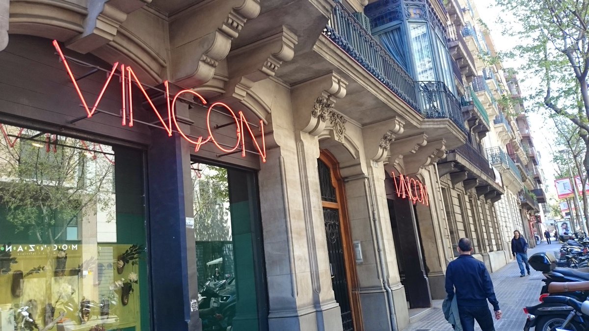 L'inici de la decadència de la ciutat de Barcelona. 
El tancament de Vinçon el 2015.
Quantes botigues, céntriques, nostrades han tancat des d'aleshores ?
N'hauríem de fer una llista.