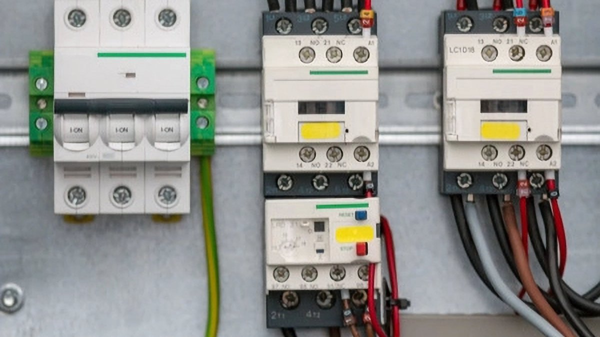AmindusC's tweet image. Motor circuits acting up? Learn to diagnose and fix the most common issues with our clear troubleshooting guide. Improve uptime and keep motors running safely.

wix.to/LmoqghN
#MotorMaintenance #ElectricalEngineering #Troubleshooting