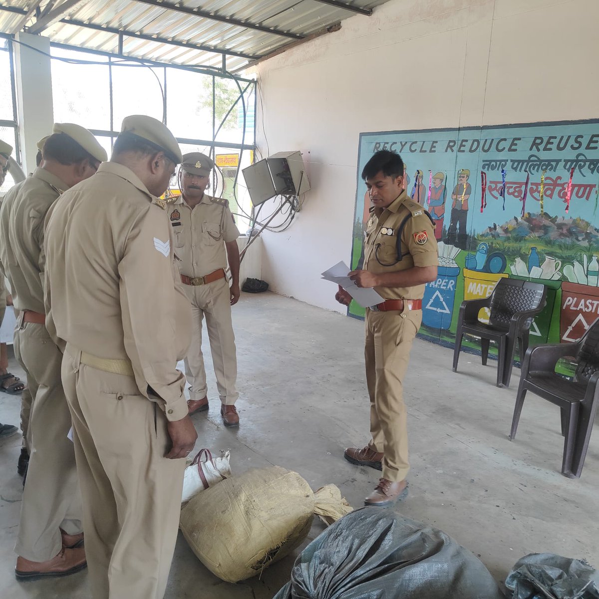 chitrakootpol's tweet image. #Chitrakoot
“ऑपरेशन दहन” के क्रम में पुलिस अधीक्षक चित्रकूट के निर्देशन में 15 मुकदमों के कुल 592.243 किलोग्राम नाजायज गांजा का विनष्टीकरण किया गया।