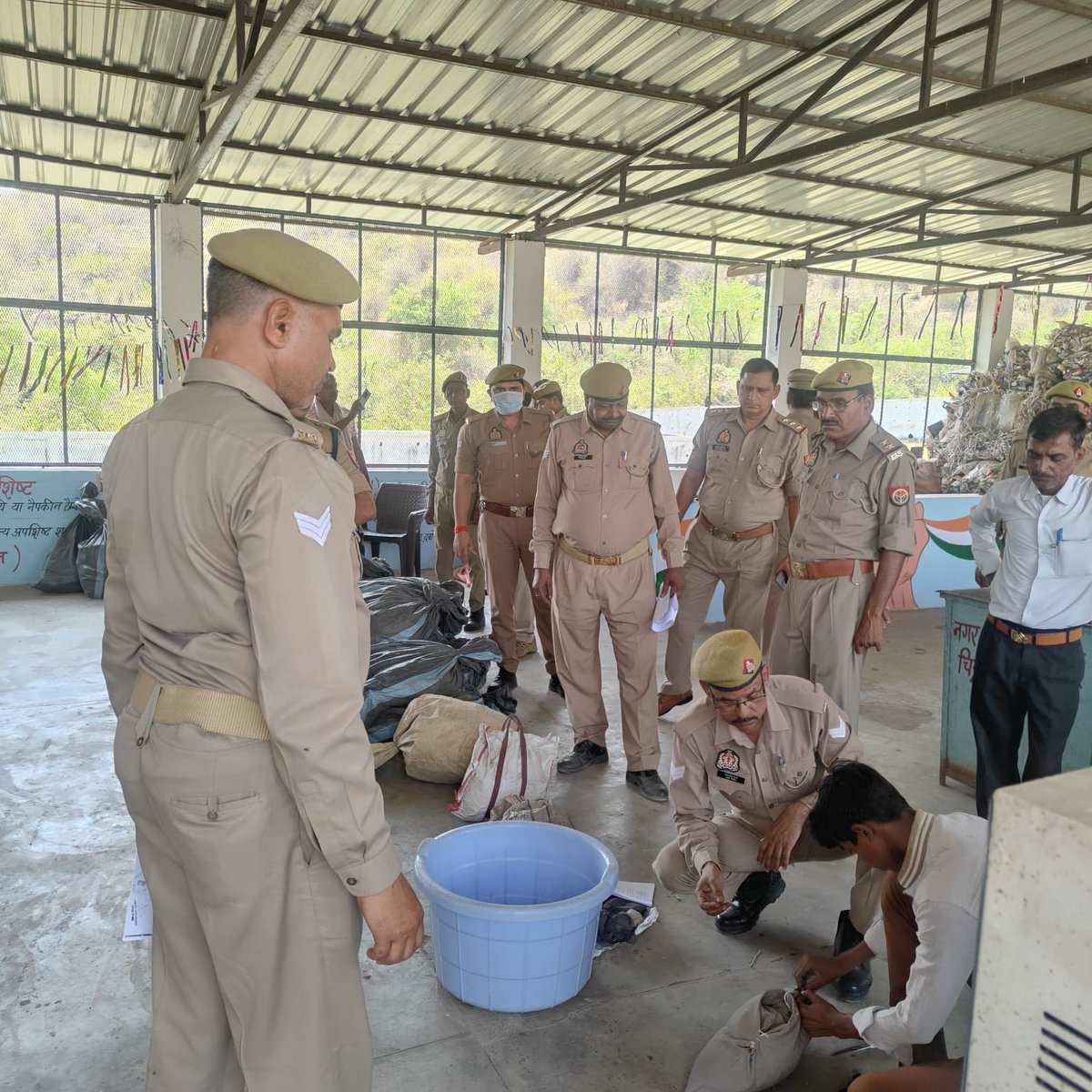 chitrakootpol's tweet image. #Chitrakoot
“ऑपरेशन दहन” के क्रम में पुलिस अधीक्षक चित्रकूट के निर्देशन में 15 मुकदमों के कुल 592.243 किलोग्राम नाजायज गांजा का विनष्टीकरण किया गया।