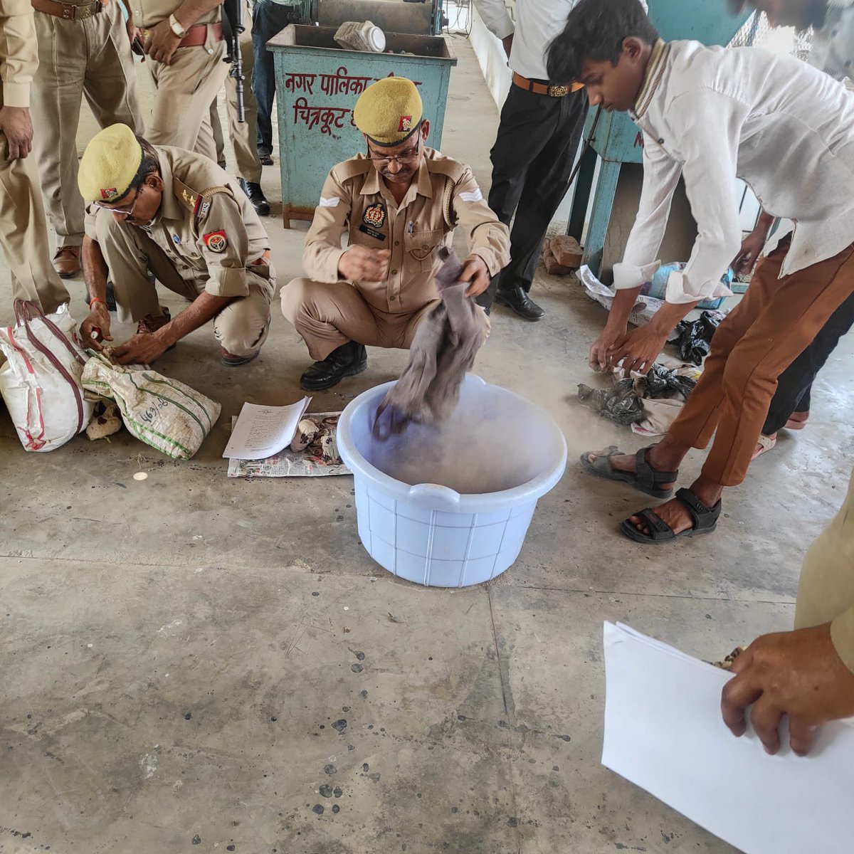 chitrakootpol's tweet image. #Chitrakoot
“ऑपरेशन दहन” के क्रम में पुलिस अधीक्षक चित्रकूट के निर्देशन में 15 मुकदमों के कुल 592.243 किलोग्राम नाजायज गांजा का विनष्टीकरण किया गया।