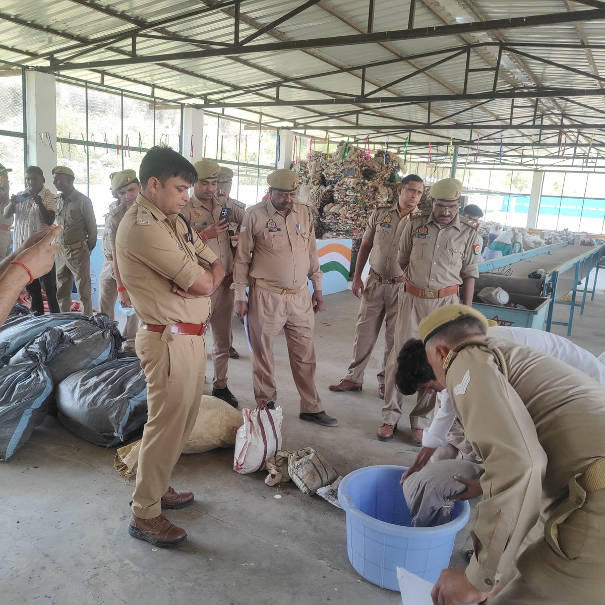 chitrakootpol's tweet image. #Chitrakoot
“ऑपरेशन दहन” के क्रम में पुलिस अधीक्षक चित्रकूट के निर्देशन में 15 मुकदमों के कुल 592.243 किलोग्राम नाजायज गांजा का विनष्टीकरण किया गया।