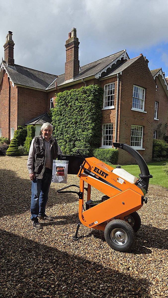 RTMACHINERYLTD's tweet image. Angus with his new Eliet Major 4S Shredder. Compact and light for easy manoeuvering and accessibility through gates, this model will deal with thick branches up to 60mm. Thanks for the order and Happy Shredding! 🙂🌿🌲🌳

#shredding @PSDgroundscare
