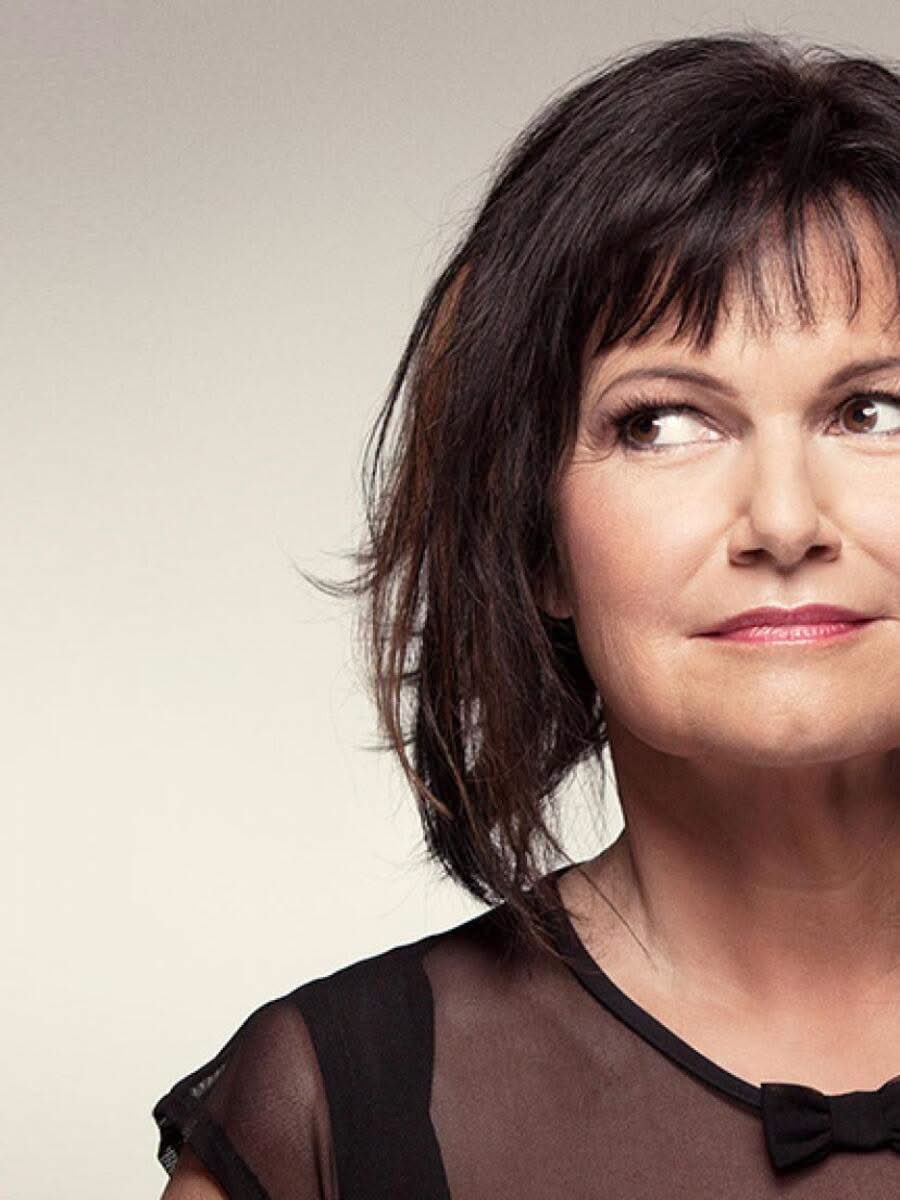 Paroles_auteurs's tweet image. "Lorsque j'entends ce prélude de Bach
Par Glenn Gould ma raison s'envole
Vers le port du Havre et les baraques
Et les cargos lourds que l'on rafistole
Et les torchères, les grues patraques,
Les citernes de gasoil.
Toi qui courais dans les flaques, 
Moi et ma tête à claques.
Moi