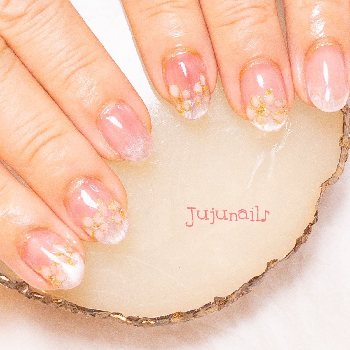 jujunail2020's tweet photo. こちらのリピーター様は、
マグフラワーフレンチお代わりです💅

かわいい感じで、とてもお似合いですね✨
いつもありがとうございます🥰

=====================⁣
美意識の高い大人の女性...

詳細はこちら↓（ネイルブック）
https://t.co/uJNUFSHlkH https://t.co/Mo5OwdBAvd