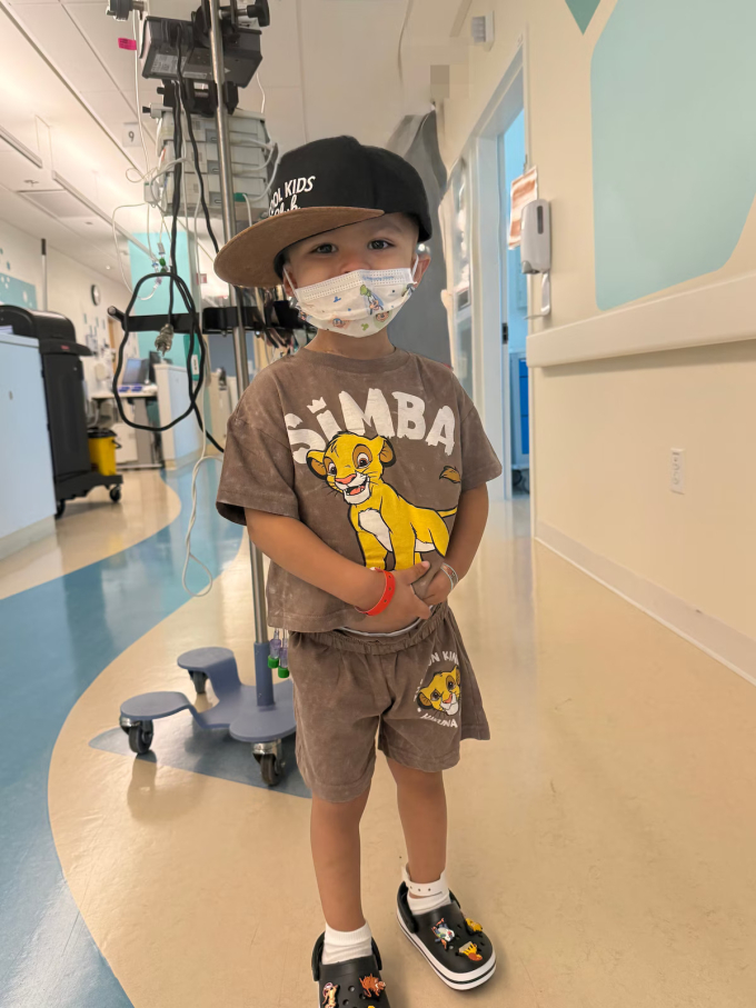 newglobalpulse's tweet image. What if every passenger on your flight wrote you a letter? ✈️💌 A young cancer survivor got that exact surprise—an entire plane celebrating his recovery. Pure kindness, hope, and community in one viral moment. Repost if this hit you. #CancerSurvivor #Kindness #GoodNews