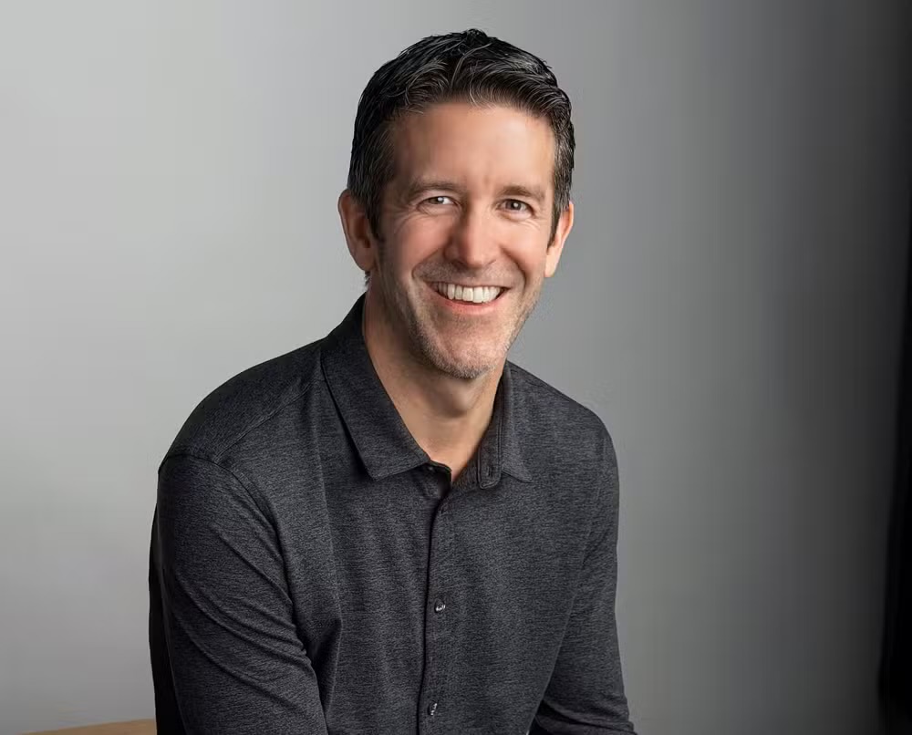 John Ternus é o novo CEO da Apple e sucede a Tim Cook na liderança da tecnológica menosfios.com/john-ternus-e-…