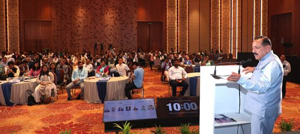 airnews_pune's tweet image. जागतिक तापमानवाढ जगभरात आरोग्य, पर्यावरण आणि संपूर्ण अर्थव्यवस्थेसाठी धोका असल्याचं प्रतिपादन केंद्रीय विज्ञान आणि तंत्रज्ञान मंत्री डॉ. जितेंद्र सिंह यांनी म्हटलं आहे. 

#GlobalWarming #ClimateChange #JitendraSingh #IndiaCoolingActionPlan