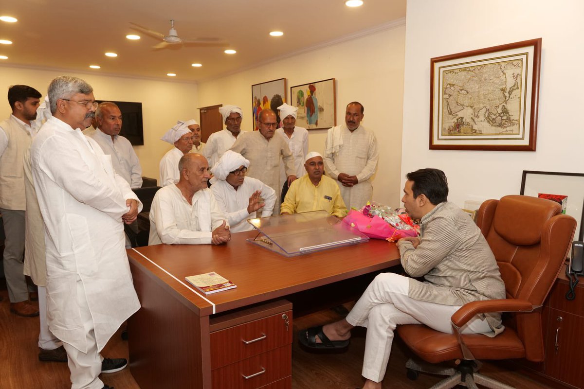 TeamRLD1's tweet photo. पार्टी के वरिष्ठ नेता श्री सुनील रोहटा जी के साथ कस्बा करनावल से आए प्रतिनिधिमंडल ने माननीय केंद्रीय मंत्री श्री जयन्त चौधरी जी से शिष्टाचार भेंट कर क्षेत्र की विभिन्न समस्याओं पर विस्तार से चर्चा की।

📍25 तुगलक रोड, नई दिल्ली https://t.co/TkV57jYMYk