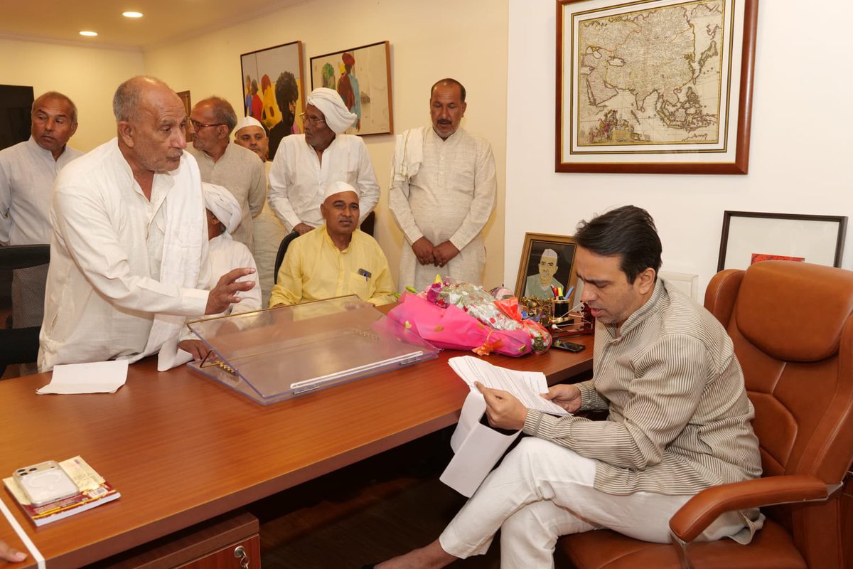TeamRLD1's tweet photo. पार्टी के वरिष्ठ नेता श्री सुनील रोहटा जी के साथ कस्बा करनावल से आए प्रतिनिधिमंडल ने माननीय केंद्रीय मंत्री श्री जयन्त चौधरी जी से शिष्टाचार भेंट कर क्षेत्र की विभिन्न समस्याओं पर विस्तार से चर्चा की।

📍25 तुगलक रोड, नई दिल्ली https://t.co/TkV57jYMYk