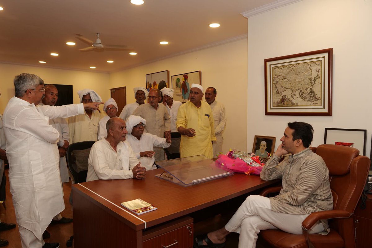 TeamRLD1's tweet photo. पार्टी के वरिष्ठ नेता श्री सुनील रोहटा जी के साथ कस्बा करनावल से आए प्रतिनिधिमंडल ने माननीय केंद्रीय मंत्री श्री जयन्त चौधरी जी से शिष्टाचार भेंट कर क्षेत्र की विभिन्न समस्याओं पर विस्तार से चर्चा की।

📍25 तुगलक रोड, नई दिल्ली https://t.co/TkV57jYMYk