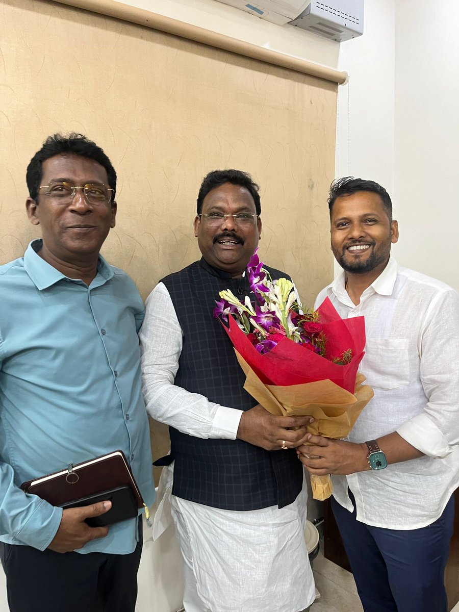 sumantaghadei95's tweet photo. ଓଡ଼ିଶା ସରକାରଙ୍କ ମତ୍ସ୍ୟ ଓ ପ୍ରାଣୀସମ୍ପଦ ବିଭାଗର ମାନ୍ୟବର ମନ୍ତ୍ରୀ ଶ୍ରୀ ଗୋକୁଳା ନନ୍ଦ ମଲ୍ଲିକ ମହୋଦୟ ଙ୍କୁ ସାକ୍ଷାତ କରି ମାହାଙ୍ଗା ର ବିଭାଗୀୟ ସମସ୍ୟା ବିଷୟରେ ଆଲୋଚନା କଲି। ଏହି ସମସ୍ୟା ର ତୁରନ୍ତ ସମାଧାନ ପାଇଁ ମନ୍ତ୍ରୀ ମହୋଦୟ ପ୍ରତିଶ୍ରୁତି ମଧ୍ୟ ଦେଇଛନ୍ତି।
@GokulanandaBJP 
@JPradhanBJP 
@BJP4Odisha 
@CMO_Odisha https://t.co/WF397x68gA