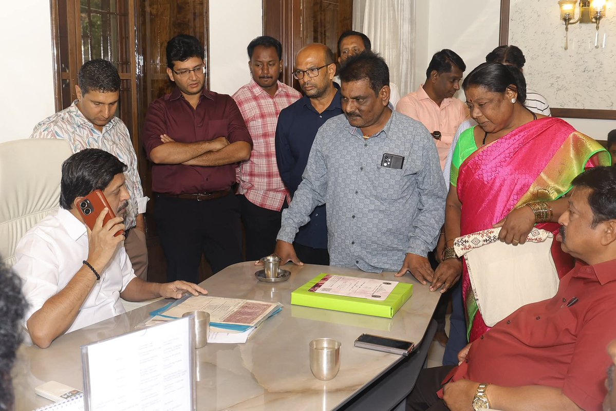 byrathi_suresh's tweet image. ನನ್ನ ಗೃಹ ಕಚೇರಿಯಲ್ಲಿ ವಿವಿಧ ಕಡೆಗಳಿಂದ ಆಗಮಿಸಿದ್ದ ಸಾರ್ವಜನಿಕರ ಸಮಸ್ಯೆಗಳನ್ನು ಆಲಿಸಿ, ಪರಿಹಾರ ಸೂಚಿಸಲಾಯಿತು.

At my residence office, listened to the grievances of people who had come from various places and provided solutions.

#PublicService #PeopleFirst #Governance #Karnataka #BS