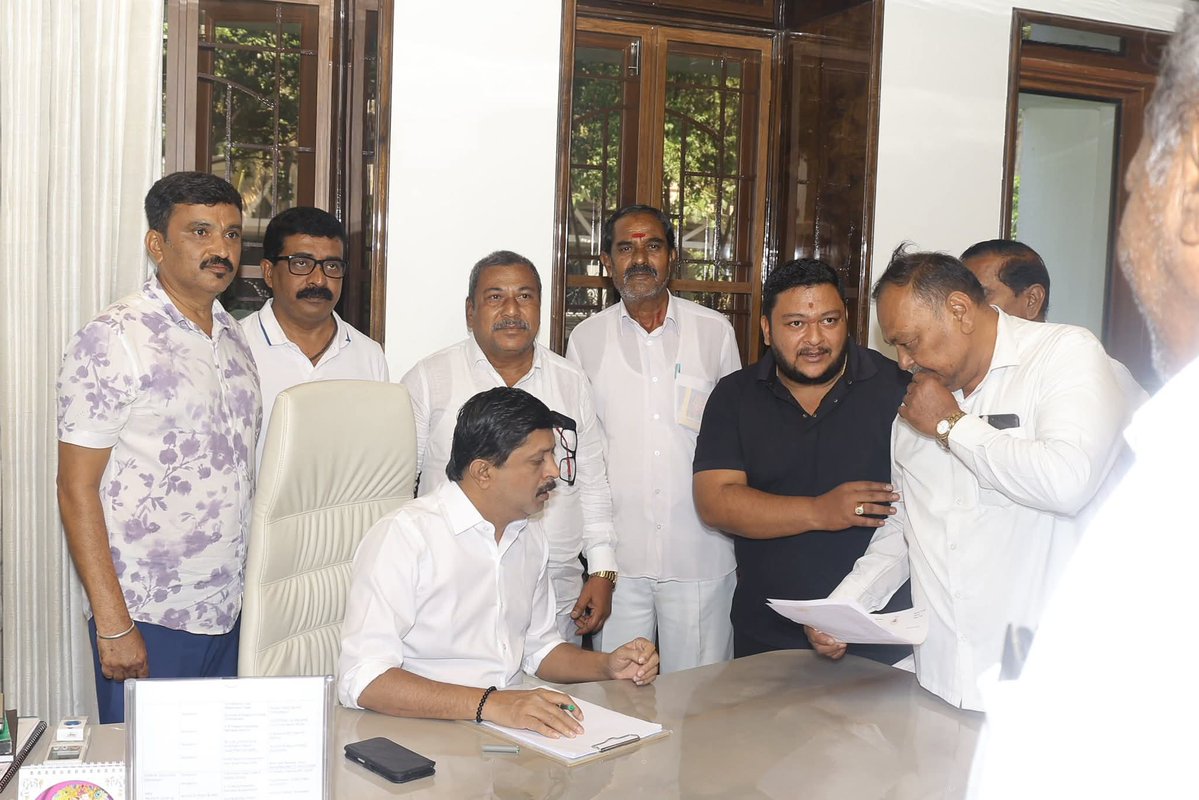 byrathi_suresh's tweet image. ನನ್ನ ಗೃಹ ಕಚೇರಿಯಲ್ಲಿ ವಿವಿಧ ಕಡೆಗಳಿಂದ ಆಗಮಿಸಿದ್ದ ಸಾರ್ವಜನಿಕರ ಸಮಸ್ಯೆಗಳನ್ನು ಆಲಿಸಿ, ಪರಿಹಾರ ಸೂಚಿಸಲಾಯಿತು.

At my residence office, listened to the grievances of people who had come from various places and provided solutions.

#PublicService #PeopleFirst #Governance #Karnataka #BS