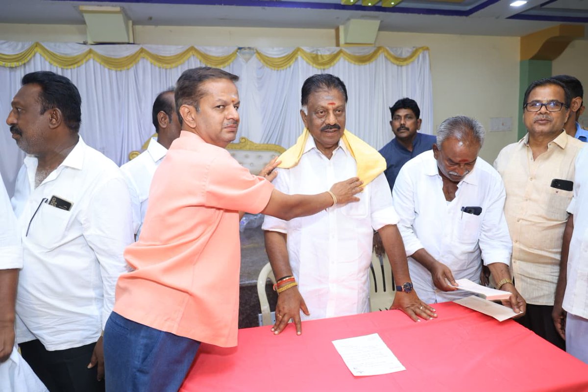 OPS_DMK's tweet image. போடிநாயக்கனூர் சட்டமன்ற தொகுதியின் வெற்றி வேட்பாளர் ஜல்லிக்கட்டு நாயகன் ஐயா ஓபிஎஸ் அவர்கள் போடி நகரில் அனைத்து செட்டியார்கள் உறவின்முறை,தெலுங்கு செட்டியார்கள் நலச்சங்க நிர்வாகிகள் மற்றும் பொதுமக்களை சந்தித்து கழக வெற்றி சின்னமான உதயசூரியன் சின்னத்திற்கு வாக்கு சேகரித்தார்‌
#ops