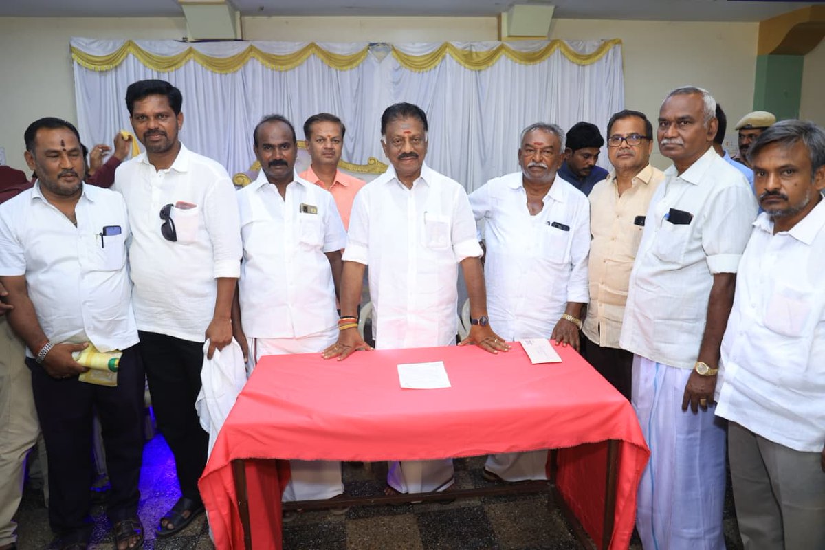 OPS_DMK's tweet image. போடிநாயக்கனூர் சட்டமன்ற தொகுதியின் வெற்றி வேட்பாளர் ஜல்லிக்கட்டு நாயகன் ஐயா ஓபிஎஸ் அவர்கள் போடி நகரில் அனைத்து செட்டியார்கள் உறவின்முறை,தெலுங்கு செட்டியார்கள் நலச்சங்க நிர்வாகிகள் மற்றும் பொதுமக்களை சந்தித்து கழக வெற்றி சின்னமான உதயசூரியன் சின்னத்திற்கு வாக்கு சேகரித்தார்‌
#ops