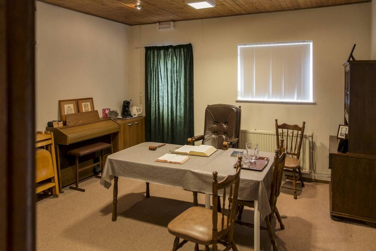 GerGemInNed's tweet photo. ''Overigens is elk mens van zichzelf kwaad, niet in staat zelf zijn leven te beteren. 
Is de verlossing, verworven op Golgotha, ook toegepast aan onze ziel?'' 

In de ledentallen van de drie kleinste gemeenten trad geen wijziging op: Aalsmeer (19), Sprang (21) en Goudswaard (42). https://t.co/k6fAbATaZ2