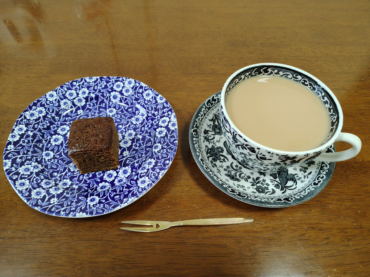 QuQ_mie's tweet photo. 午後お茶、#PGtips　オリジナル　ミルクティー　母作の　#安田真理子　さんレシピのトリークルジンジャーブレッドと供に　ジンジャーブレッド食べきりでした😊２ヶ月以上冷凍保存でしたが美味しかった〜🥰また食べたいなぁ😍来シーズン、またモラセスお取り寄せして作るかなぁ😊　#茶好連　#お家茶会 https://t.co/k86jVtU09v