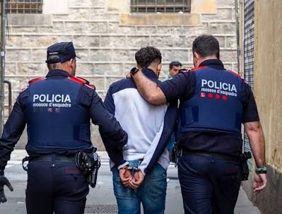 SherlockCoopert's tweet photo. • Delinqüència mai vista en aquest país.
• Habitatge prohibitiu.
• Barris que ja són guetos.
• Pèrdua d'identitat.
• CAPs i hospitals col·lapsats.
• Sistema educatiu destruït.
• Joves sense futur.
• Tercermundització.

Però els feixistes són vostès si aixequeu la veu. https://t.co/W1oAvMnsEQ