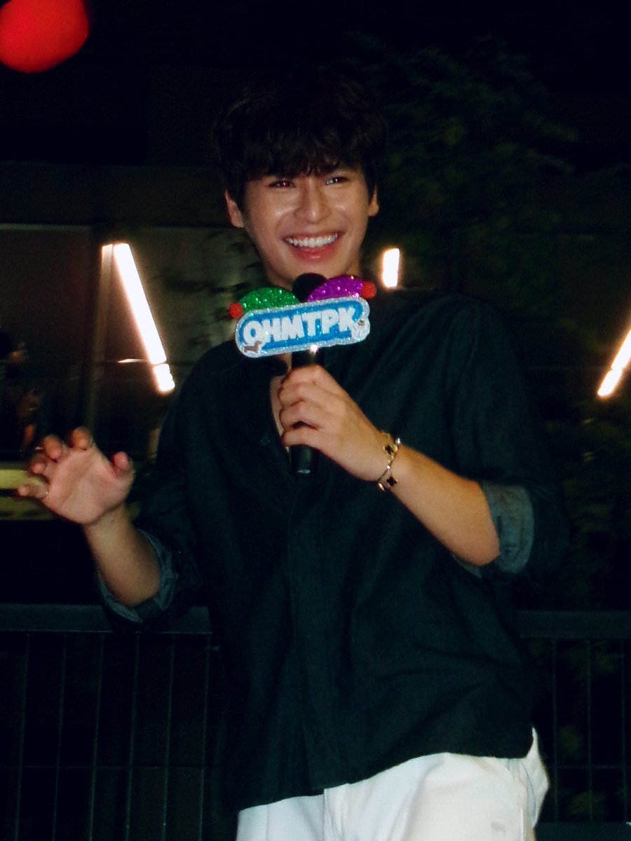 dalmoonci's tweet photo. telat bgt uplaod fanival, jd mengupload disini karena gatau mau upload dimana lagi lololol. jujur agak muak dikit ke centralworld tp yeah worth it

#fanivalgmmtv #markohm #perthsanta #pondphuwin #seakeen https://t.co/YRdfYGXqZS