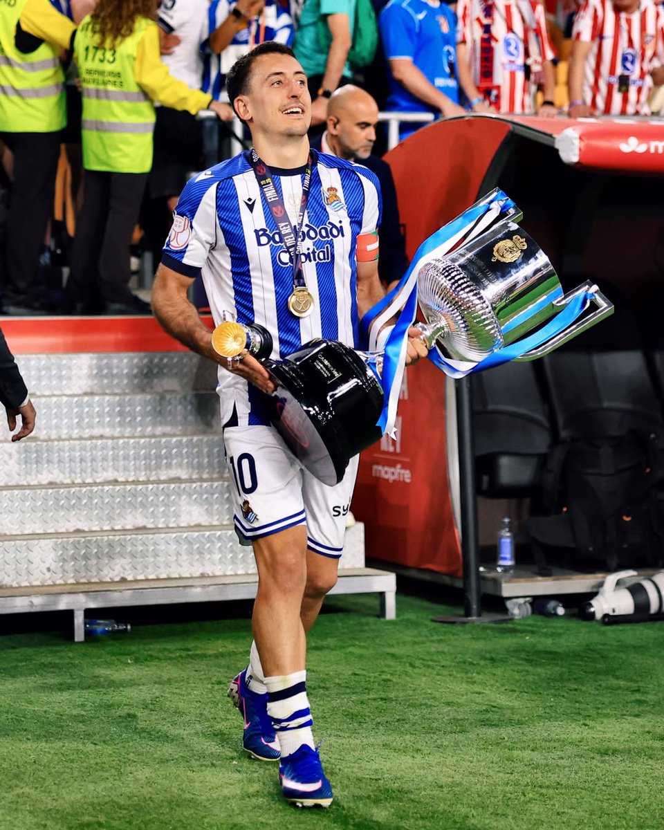 De ese chico simple de Eibar ha pasado a ser la Bestia del Gol y subir al Olimpo del Fútbol. Y eso que solo tiene 29 años.

Zorionak Mikel. Por muchos años más de éxitos. A seguir agrandando tu leyenda.

💙🤍💙🤍💙🤍💙🤍💙🤍💙🤍💙