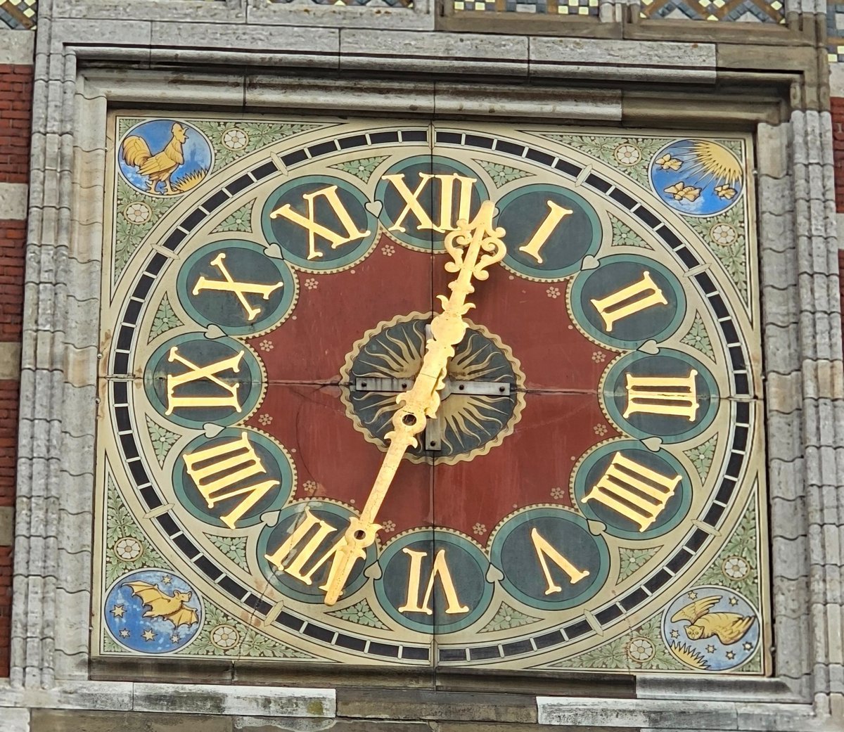 DejanVukos40959's tweet image. #Amsterdam Centraal De oostelijke toren beschikt eveneens over twee wijzerplaten aan de zij- en voorgevel: van klokken. Op de vierkante wijzerplaat zijn in de zwikken afbeeldingen aangebracht die tezamen de vier delen van een etmaal representeren: