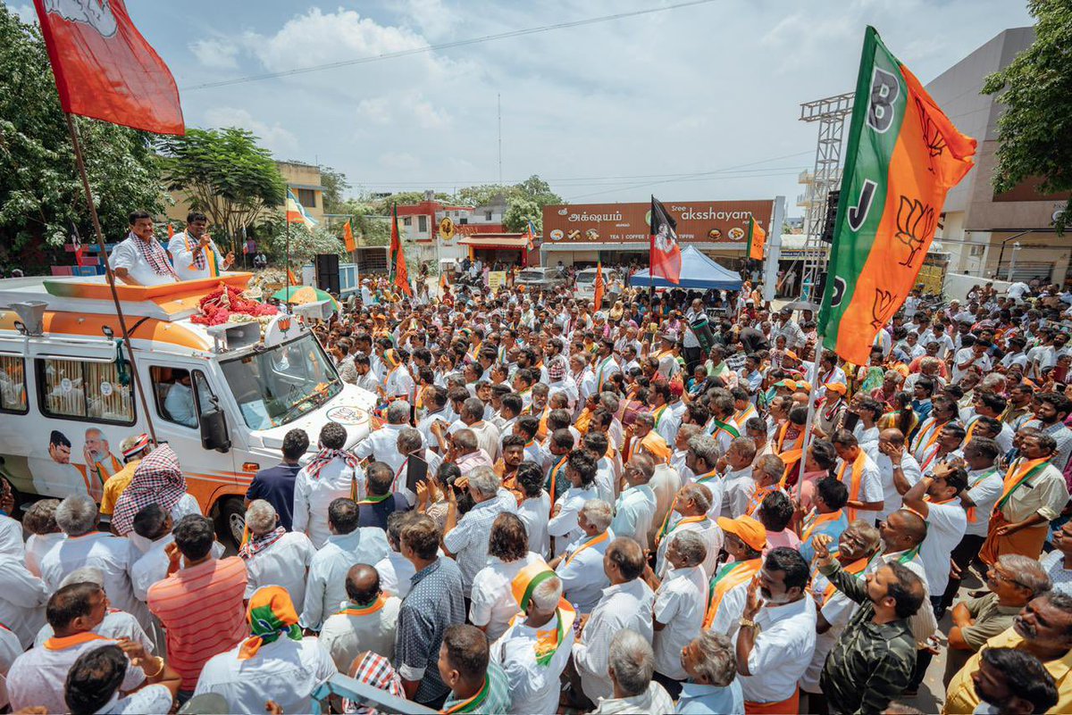 தமிழக அரசியல் வரலாற்றில் இருண்ட காலம் என சொல்லும் அளவிற்கு, மோசமான ஆட்சியை நடத்தி முடித்திருக்கும் தீயசக்தி திமுகவிற்கு முடிவு கட்ட வேண்டும் என்ற உறுதியோடு தேர்தல் களத்தில் பணியாற்றி வரும் தேசிய ஜனநாயகக் கூட்டணி சாபில், கவுண்டம்பாளையம் தொகுதியில் போட்டியிடும் நமது அஇஅதிமுக வெற்றி