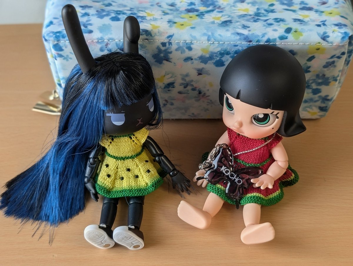 varonapudingu's tweet photo. 🧈ただいま〜
🐰バターちゃんお帰り〜
　楽しかった？
🧈うん楽しかった💕
　凄く綺麗だったよ
　ご飯もおやつも美味しかった✊️
　かっこいい蝶々も貰ったの
🐰わー綺麗✨いいな～🦋

#編み物🧶
#ドールニット
#ドールアウトフィット
#そこなし
#PetWORKs
#MOLLY
#POPMART https://t.co/4RjOpXvPl1