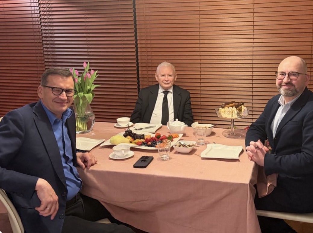 Bardzo sympatyczne zdjęcie. Wyborcy są już podzieleni między partiami i można robić politykę. Z tego co pamiętam, to dwóch z tych panów miało mieć jakieś zarzuty, rozprawy sądowe i wyroki? No nic to … będzie podzielona prawica a po wyborach jeśli będzie większość, to będzie