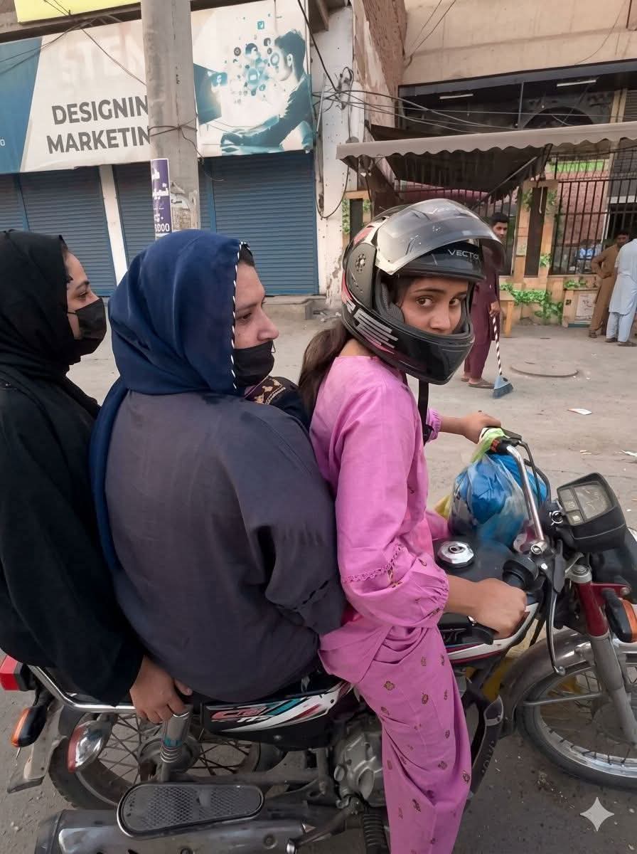 مرد ڈرائیور حضرات توجہ فرمائیں: سڑکوں پر آج کل نوجوان لڑکیاں اور خواتین رنگ برنگی سکوٹیاں چلاتی نظر آتی ہیں۔
کوئی گھومنے نکلی ہے تو کوئی اپنی یونیورسٹی ، کالج.
کوئی کسی کو ڈراپ کرنے جا رہی ہے تو کوئی اپنی اماں کو ہسپتال لے کر جا رہی ہے, یا گھر کیلئے روزمرہ کا سامان۔۔
ایسے میں سڑک