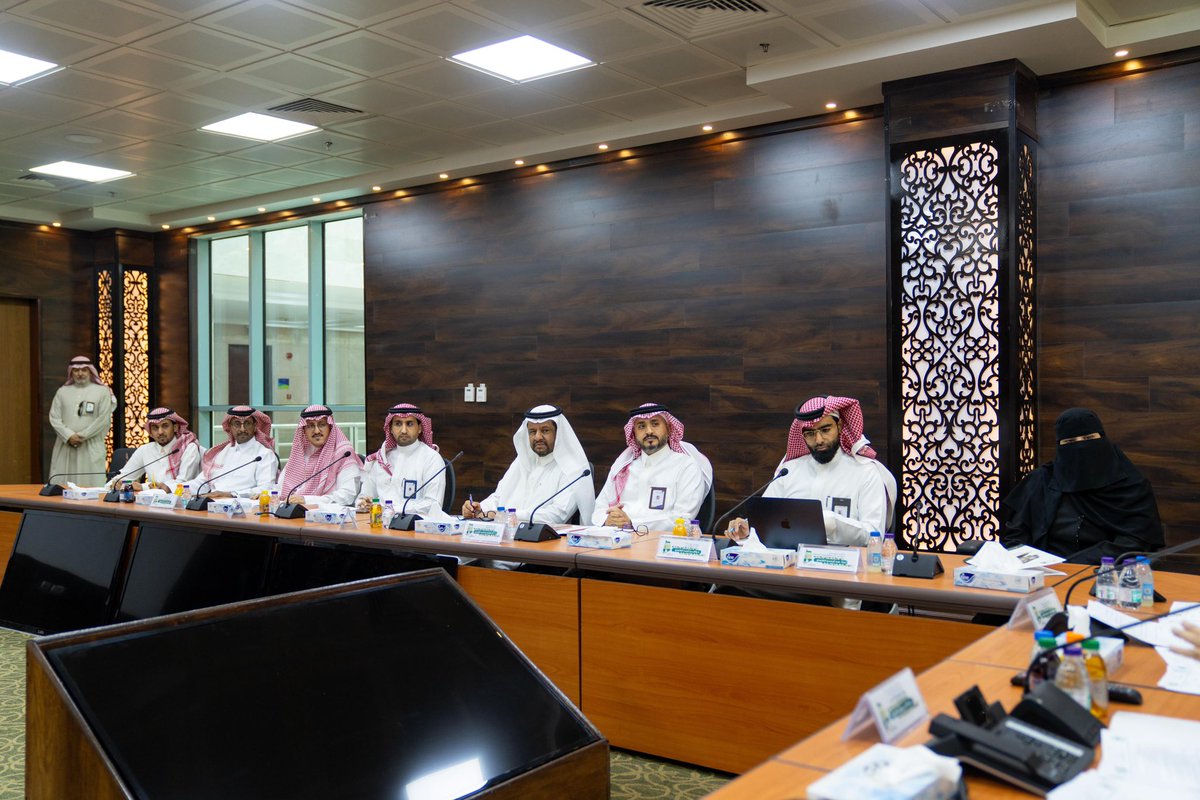 ناقش الاجتماع التحديثات النهائية لمنصة التقديم الإلكترونية على مقاعد #جائزة_الباحة_للإبداع_والتميز، وتحديد عدد المقاعد في كل فرع بما يسهّل إجراءات المشاركة ويرفع كفاءة استقبال وفرز الطلبات وفق أحدث الأنظمة التقنية، ويمنح فرصاً أوسع للمبدعين.