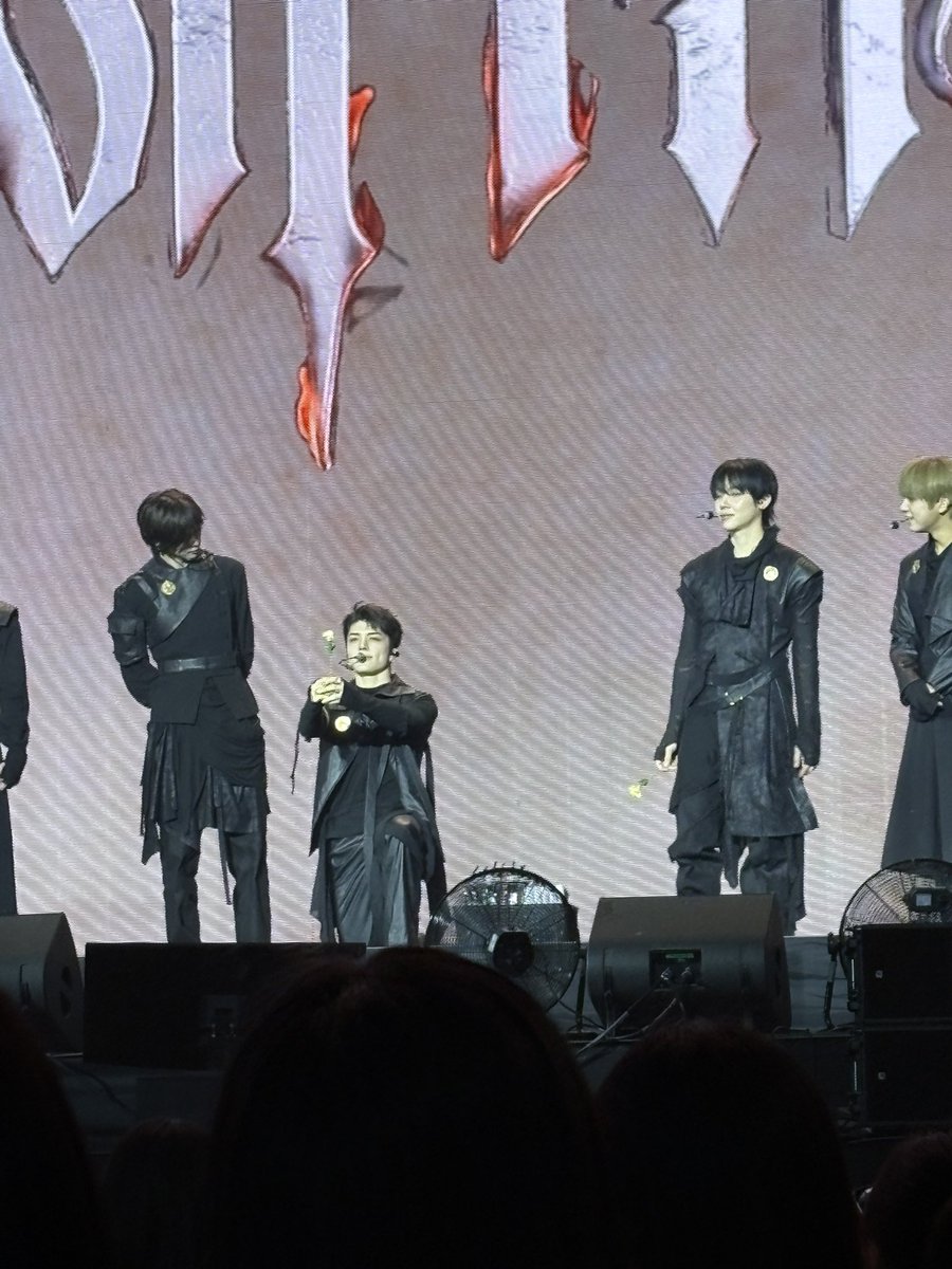 마키 저한테 고백하는 거 맞죠 ?
옆에 니길이 띨롱