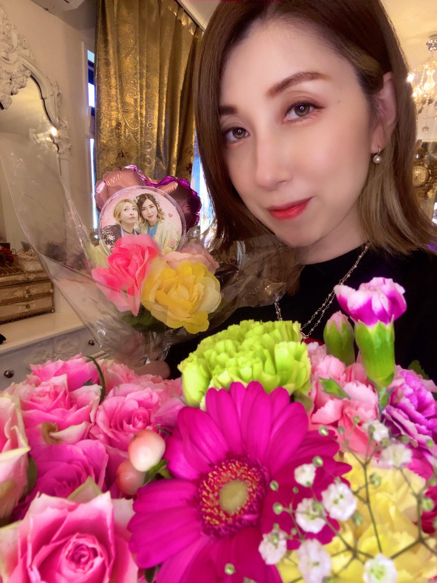 お部屋にお花🌸🌼がいっぱいあると癒されるね☺️✨
この手作りのブーケすごいね！！
ありがとう😊🫶

そういえば、患者会で術後まだ一ヶ月経っていないと言ったら
えぇぇぇー😳元気だねって驚かれたんだけど、皆んなどうな感じなの？😂