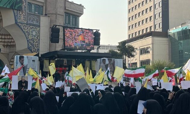یادتان هست روزی که دشمن تصور کرد خیابان‌ها خالی می‌شود، اما مردم با عَلَم رضایی به میدان آمدند؟
 #ایران_امام_رضا غافلگیرکننده‌ترین پیروزی تاریخ را رقم زد. #نگین_خاتم شاهدی بر این حقیقت.