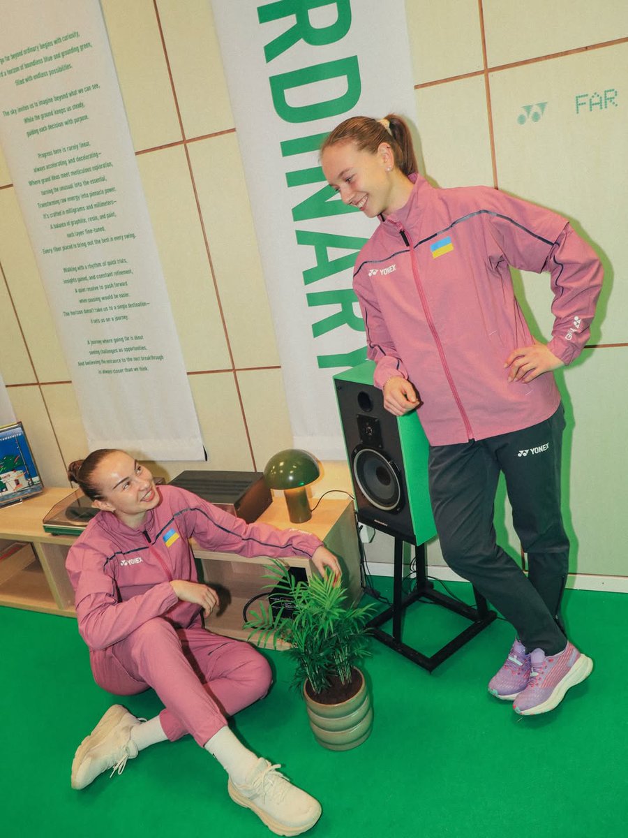 yonexfrance's tweet photo. Entre deux matchs.

Des moments partagés avec #TeamYonex au YONEX All England 💙💚

#YAE26 https://t.co/dB3OtJVrsX