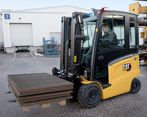 CatliftruckEAME's tweet image. #ForkliftFact: There’s an optimum speed for any #materialshandling action. Automated technologies, like Responsive Drive System (RDS) &amp;amp; #intelligent curve control, help to optimise the truck’s motion. 

Find out more. tinyurl.com/safety-at-speed

#CatLiftTrucks #LetsDoTheWork