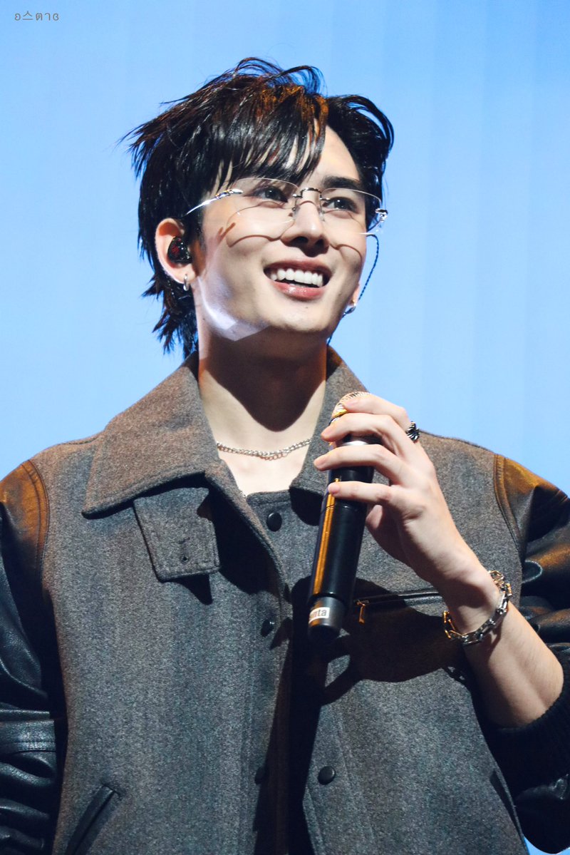 shiushiu228's tweet image. 還在演唱會廢人，但眼鏡look的ta我還是先生出來了╰(*´︶`*)╯♡

因為真的好看到瘋掉
然後，我才發現我沒有任何修人臉的app，只能修修光線就出圖了😀
 
#santapp #perthsantatimestopperintaipei