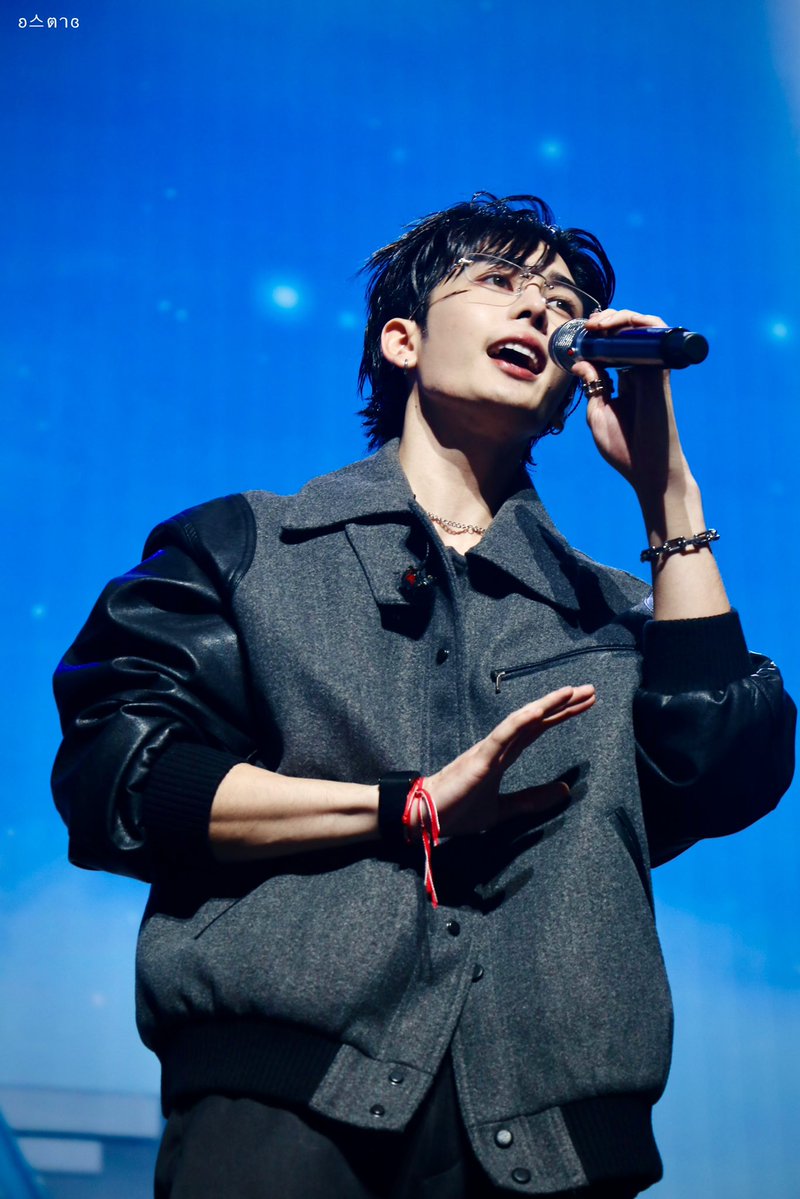 shiushiu228's tweet image. 還在演唱會廢人，但眼鏡look的ta我還是先生出來了╰(*´︶`*)╯♡

因為真的好看到瘋掉
然後，我才發現我沒有任何修人臉的app，只能修修光線就出圖了😀
 
#santapp #perthsantatimestopperintaipei