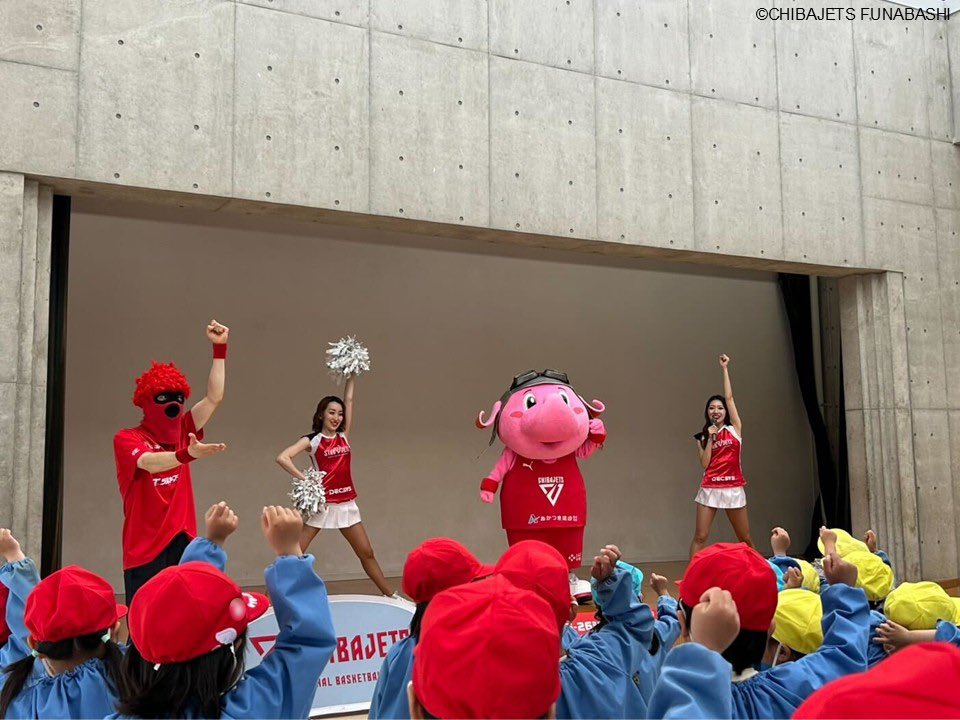 CHIBAJETS's tweet photo. 【レポート】4/21（火）、市川市の大町不二幼稚園に訪問し、園児80名を対象に #STARJETS のEna、Umiのチアダンス教室、#ジャンボくん と #マスク・ド・オッチー による○×クイズを実施しました🌈✨#千葉ジェッツ では引き続き地域の子どもたちへの支援を行ってまいります🌱 #地域愛着 https://t.co/MMhx1OYybL