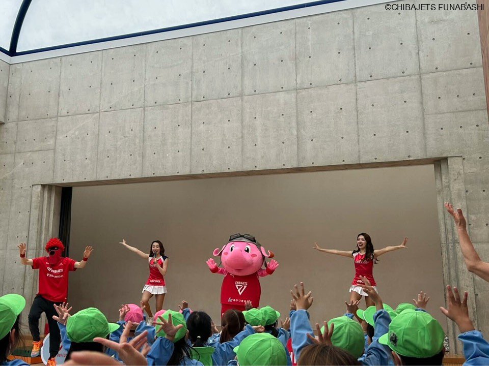 CHIBAJETS's tweet photo. 【レポート】4/21（火）、市川市の大町不二幼稚園に訪問し、園児80名を対象に #STARJETS のEna、Umiのチアダンス教室、#ジャンボくん と #マスク・ド・オッチー による○×クイズを実施しました🌈✨#千葉ジェッツ では引き続き地域の子どもたちへの支援を行ってまいります🌱 #地域愛着 https://t.co/MMhx1OYybL