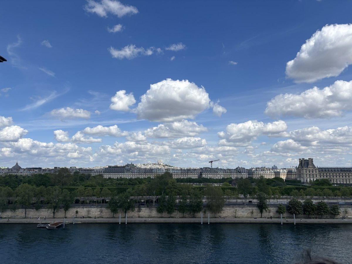 MasaInubushi's tweet photo. TGVでパリに移動し、ソルボンヌ大学の研究者らと議論して、昨晩帰国✈️🇫🇷
そのうちの一人は、日本に来て共同研究をしたいと以前メールをくれた若手研究者でした。論文などを通じて世界中に仲間が増えるのも、研究者の魅力の一つです！
今朝の講義では、そんな魅力を「産地直送」でお届けしたつもり🚚 https://t.co/9DwI7uahvu