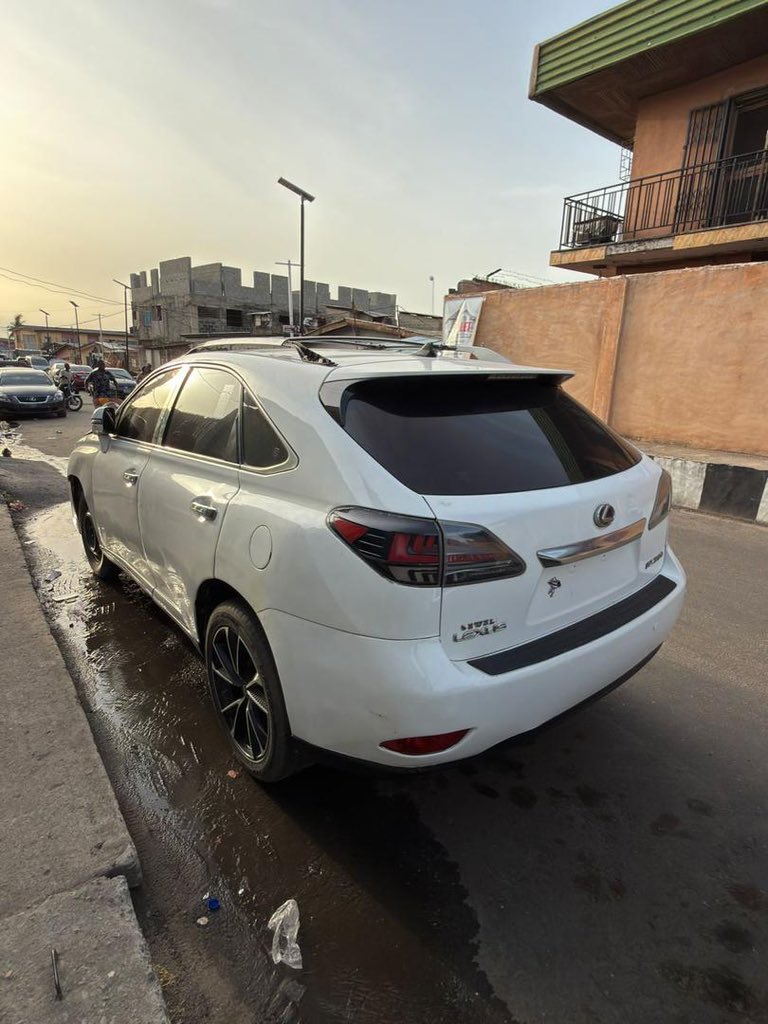 Fourwheelsautos's tweet image. Lexus RX350 2011 🔥

Engine 💯
Gear 💯
AC chilling 🥶

Yes, you saw the price right.

Good for buy, repackage and enjoy — or flip.
Perfect for both end users and dealers!

💰 ₦7.5M
📍 #Lagos

At this price, don’t overthink it.

Serious buyers only.
DM on WhatsApp 👉